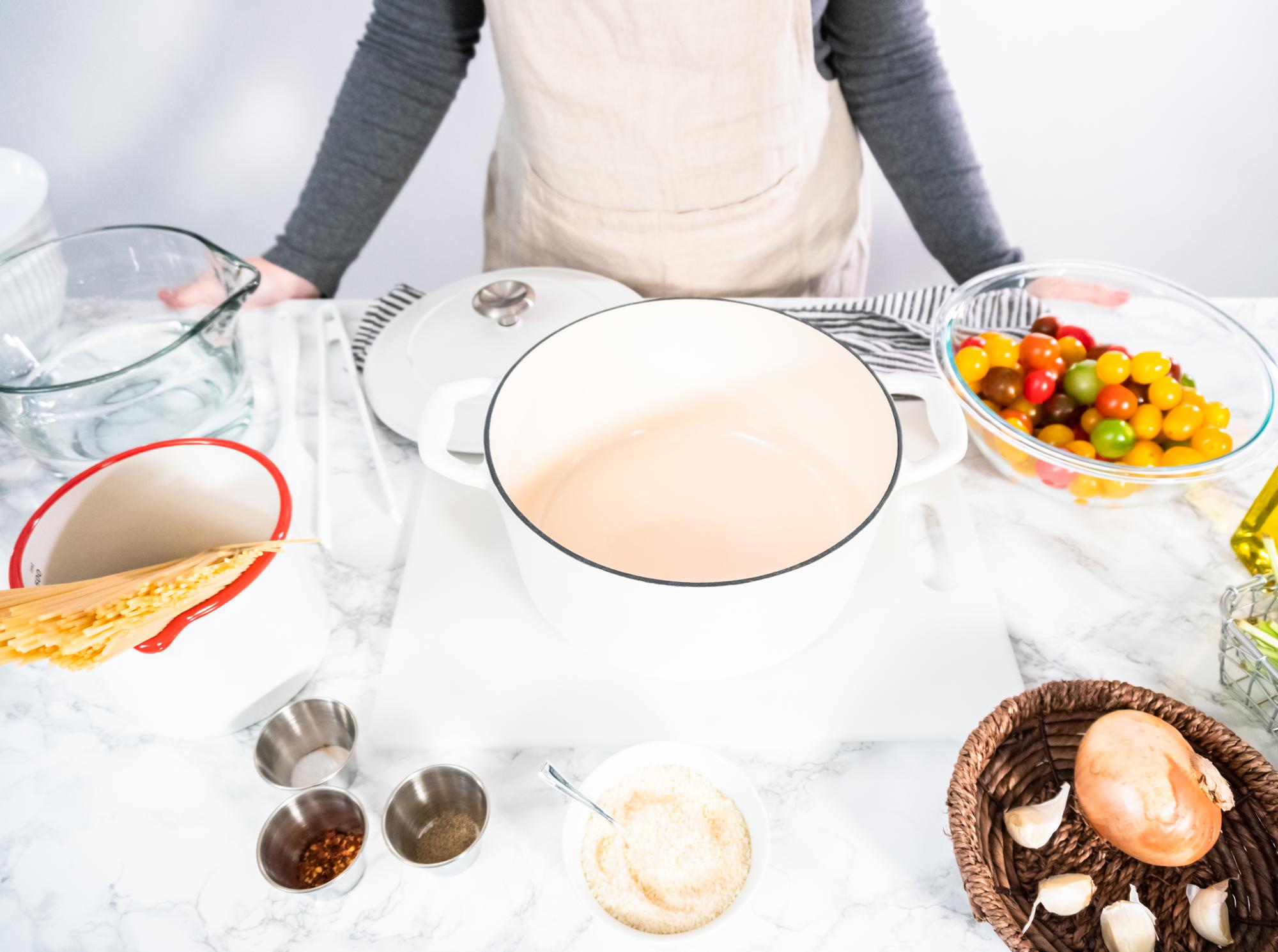 Preparazione in pentola con chef
